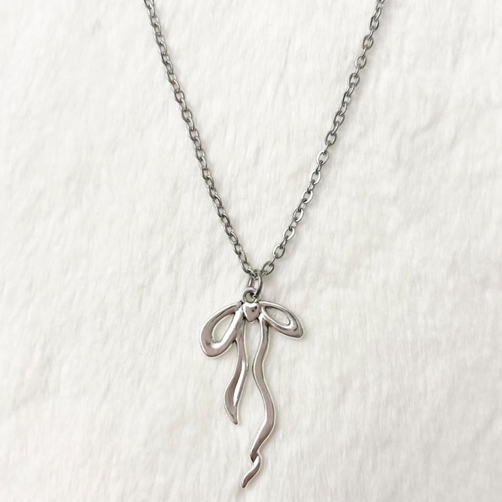 5/$15 🩷 MUST BUNDLE Silver Ribbon Pendant Necklace